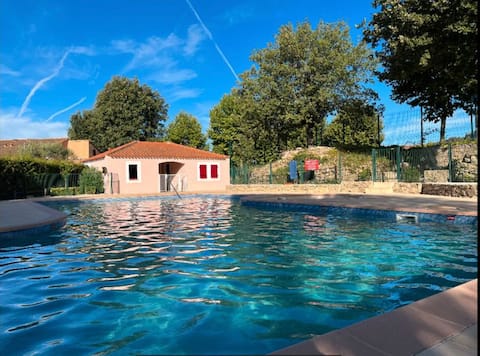 Pretty villa with swimming pool