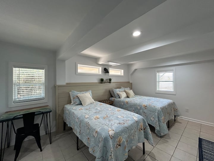 غرفة النوم هذه  منفصلة عن الطابق العلوي.  إنها غرفة خاصة بنصف حمام. 