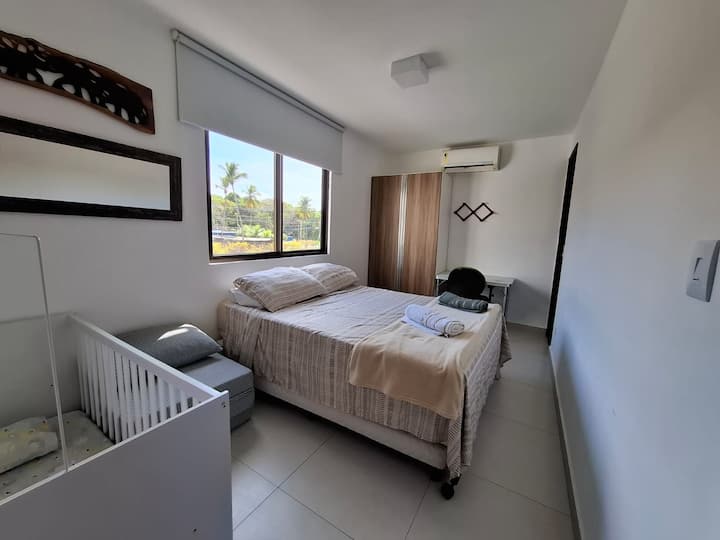 סוויטה 02 (קומה עליונה). מיטה זוגית עם מיטה נפתחת ועריסה. 