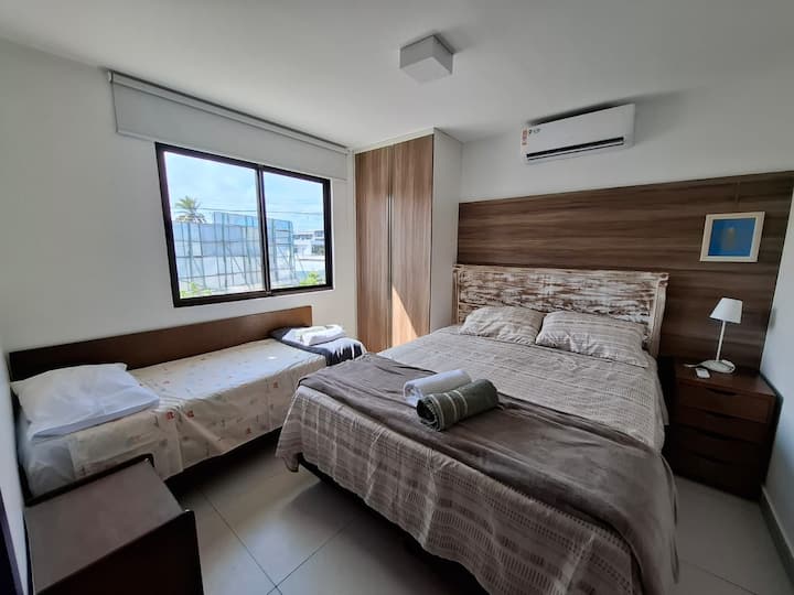 סוויטה 03 (קומה עליונה). מיטת קווין סייז ומיטת יחיד אחת. 