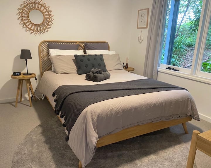 带花园景观的标准双人床