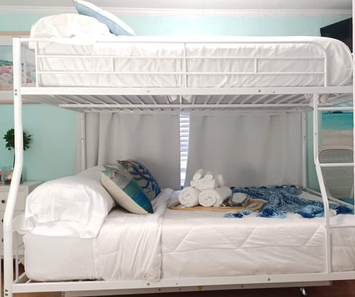 Tamaño completo sobre cama litera tamaño queen: tiene capacidad para 4 personas.