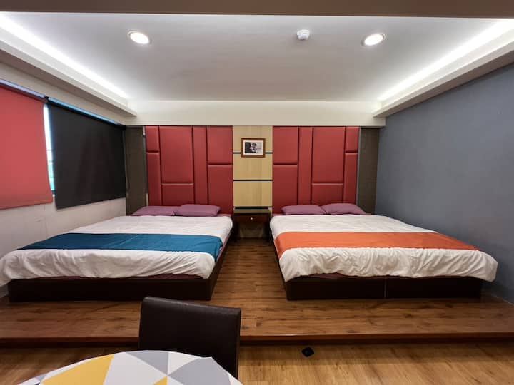 Espacio amplio, cama doble, dos juegos de camas suaves y banderas de cama cuidadosamente dispuestas