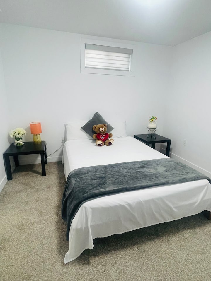 Una habitación luminosa y apacible con sábanas blancas impecables, mesitas de noche a juego y una bienvenida cálida y encantadora.»
mesitas de noche nuevas y una bienvenida cálida y original.»
