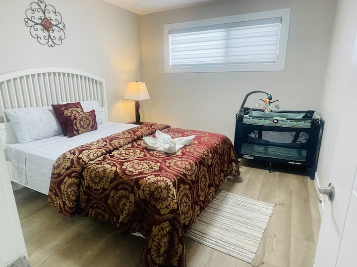  «Un acogedor dormitorio apto para familias, con una cama queen y un corralito Graco Pack 'n Play ya instalado para tu comodidad».