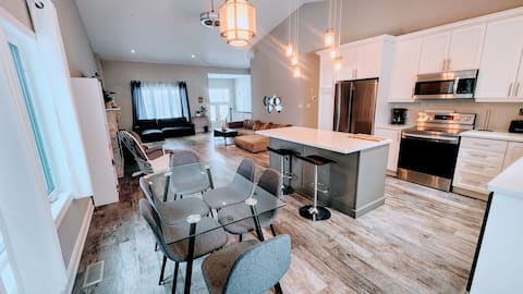 6 Bdrm Lake view, Luxury, Modern Cottage w Hot Tub