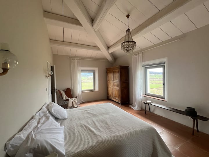 Se trata de la segunda suite.
Incluye un dormitorio muy amplio, un vestidor, un baño privado y un baño con bañera, ducha e inodoro.