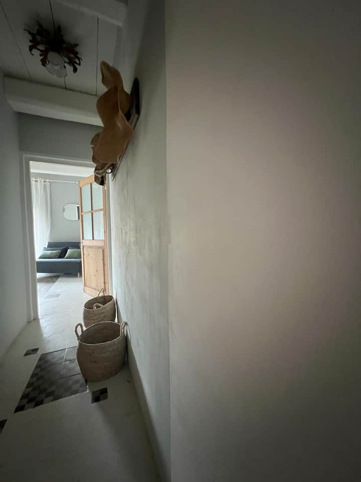 Esta habitación más pequeña se encuentra en la planta baja.
Está junto a su baño privado con ducha.

Ideal para uno o dos niños o una niñera o señora/hombre de compañía.