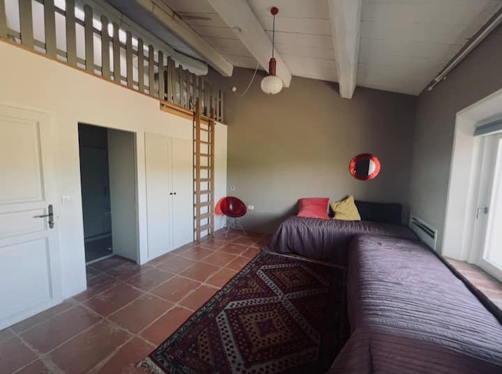 Esta habitación 2 es independiente de la habitación 1. Sin embargo, pueden constituir una sola gran suite. Su baño privado con ducha es contiguo.
Tiene un altillo (2 camas bajo petición)
Se puede añadir una cuna.