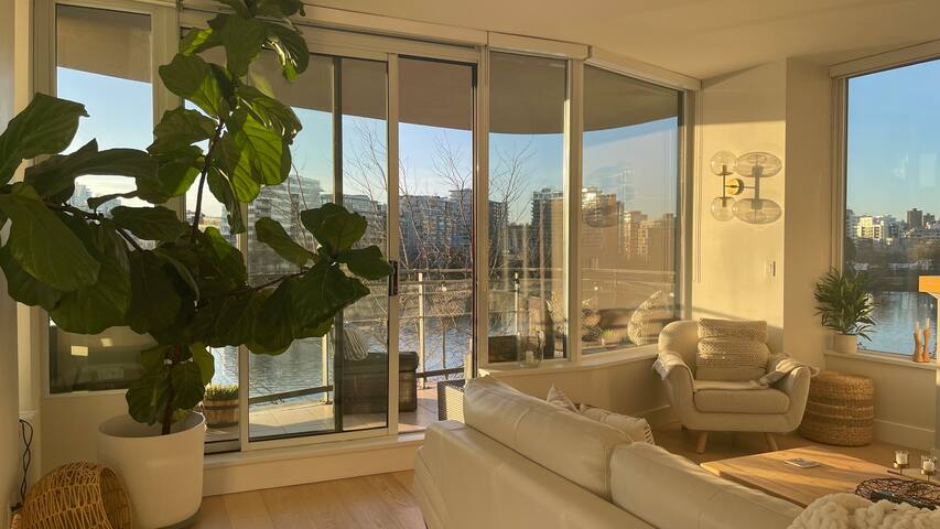 Luxury 3 Brd/3 Bth Waterfront Villa on the Seawall gallery image 2