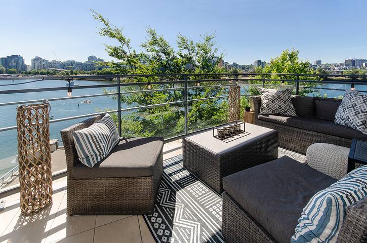 Luxury 3 Brd/3 Bth Waterfront Villa on the Seawall gallery image 3