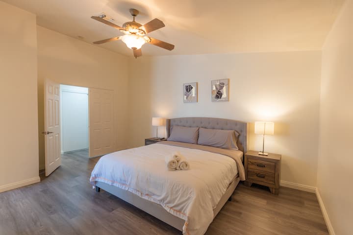 这是最大的主卧室，配有套房浴室和独立的梳妆区。