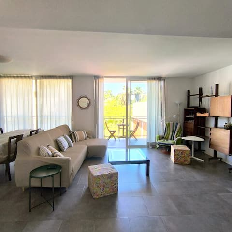 Anuncio de Airbnb popular: Big apartment close to the beach en Badalona