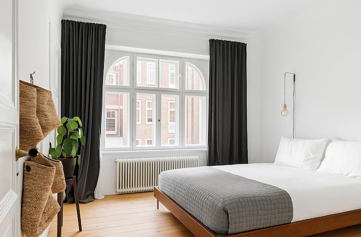 Soveværelse 
Sengestørrelse 180 cm x 200 cm

Vi har en babyseng ved siden af sengen, hvis du rejser med baby eller småbørn.