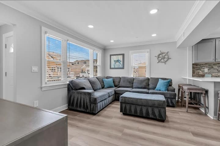 Luxurious 3 Queen Bed Ocean Block! Hot Tub! - Toms River