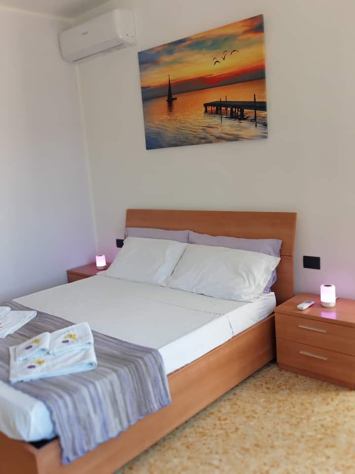 Двойна спалня - легло и климатик 