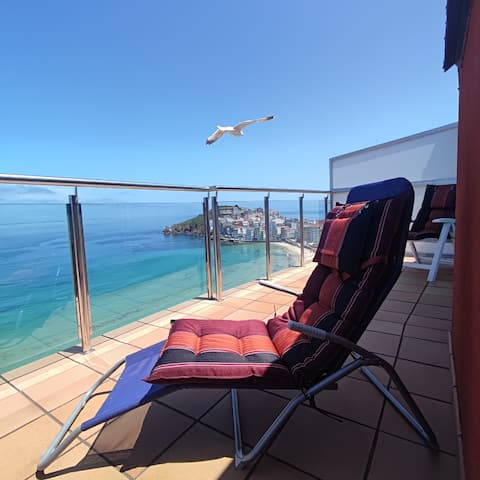 Penthouse, wonderful ocean views.