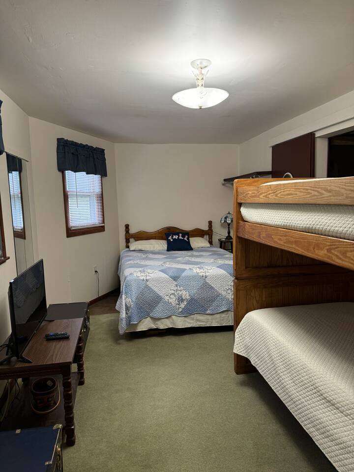 Sí, sí hay un televisor.