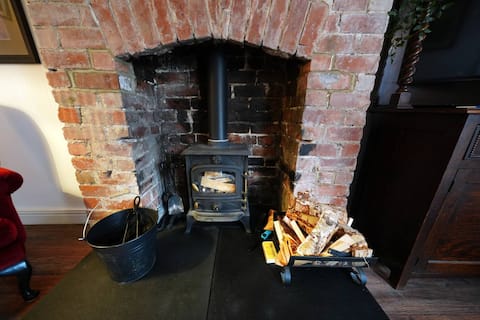 Top performing Airbnb: Private detached cottage, wood fired hot tub! in North Tyneside