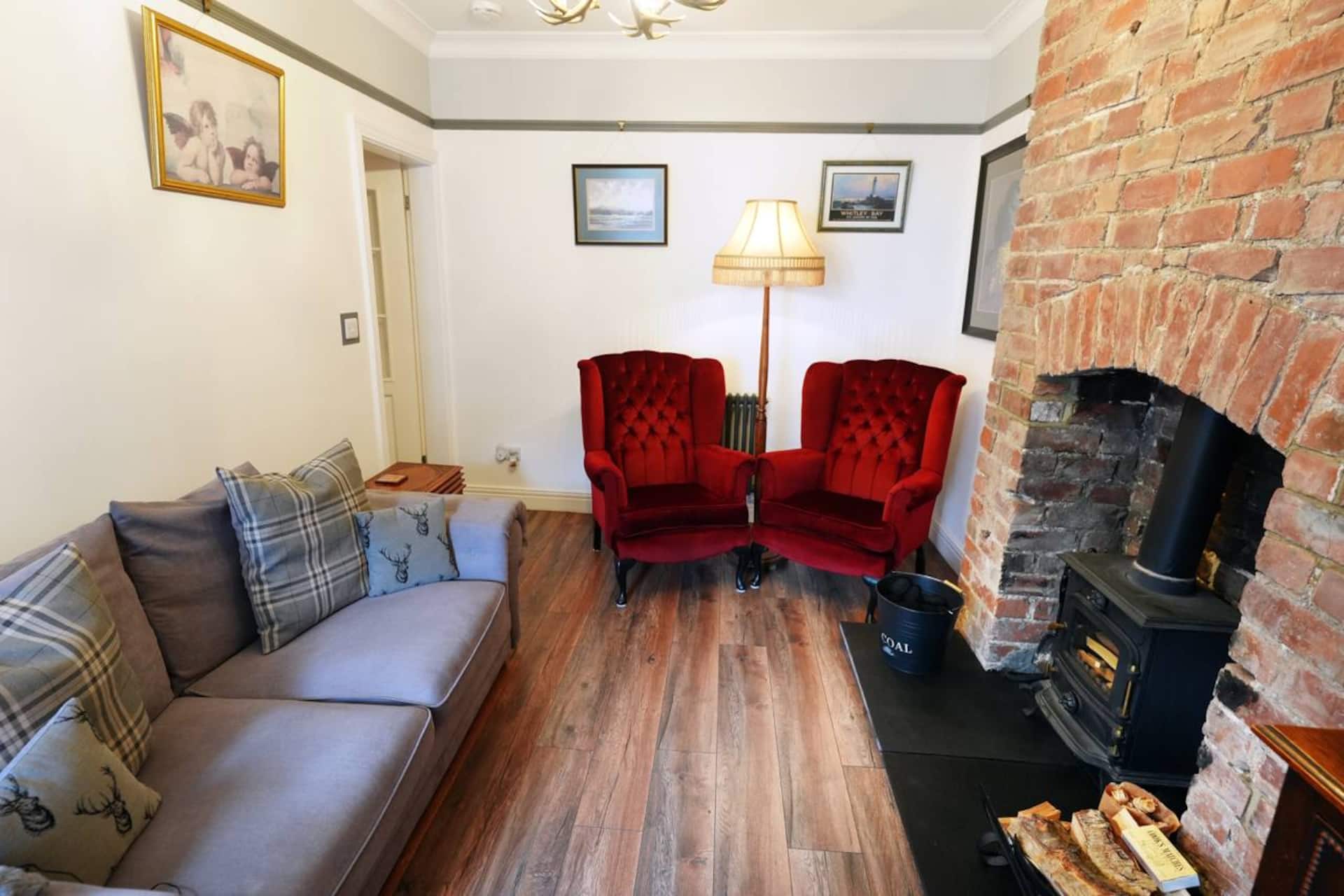 Private detached cottage, wood fired hot tub!