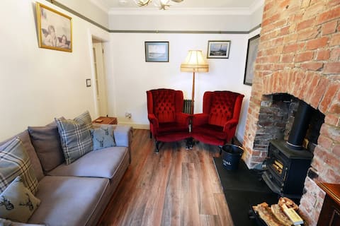 Private detached cottage, wood fired hot tub!