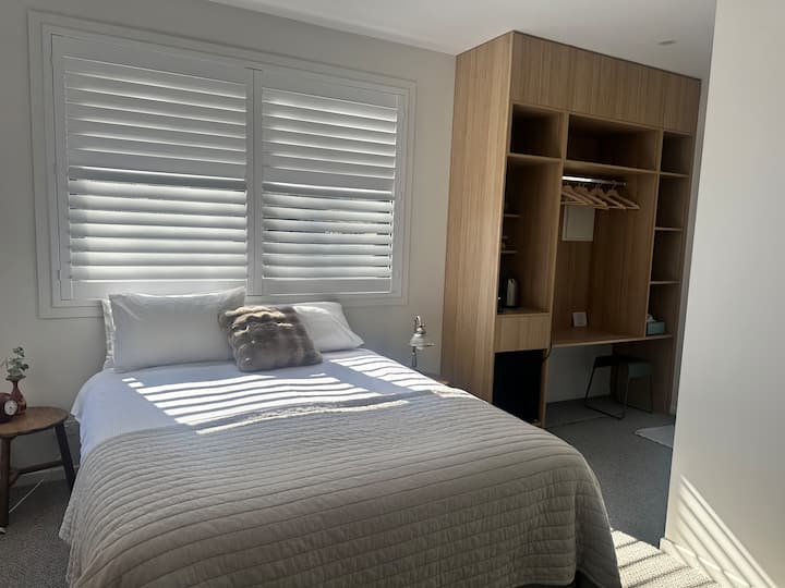 Hotel Style Lakefront Retreat For Two - Jindabyne