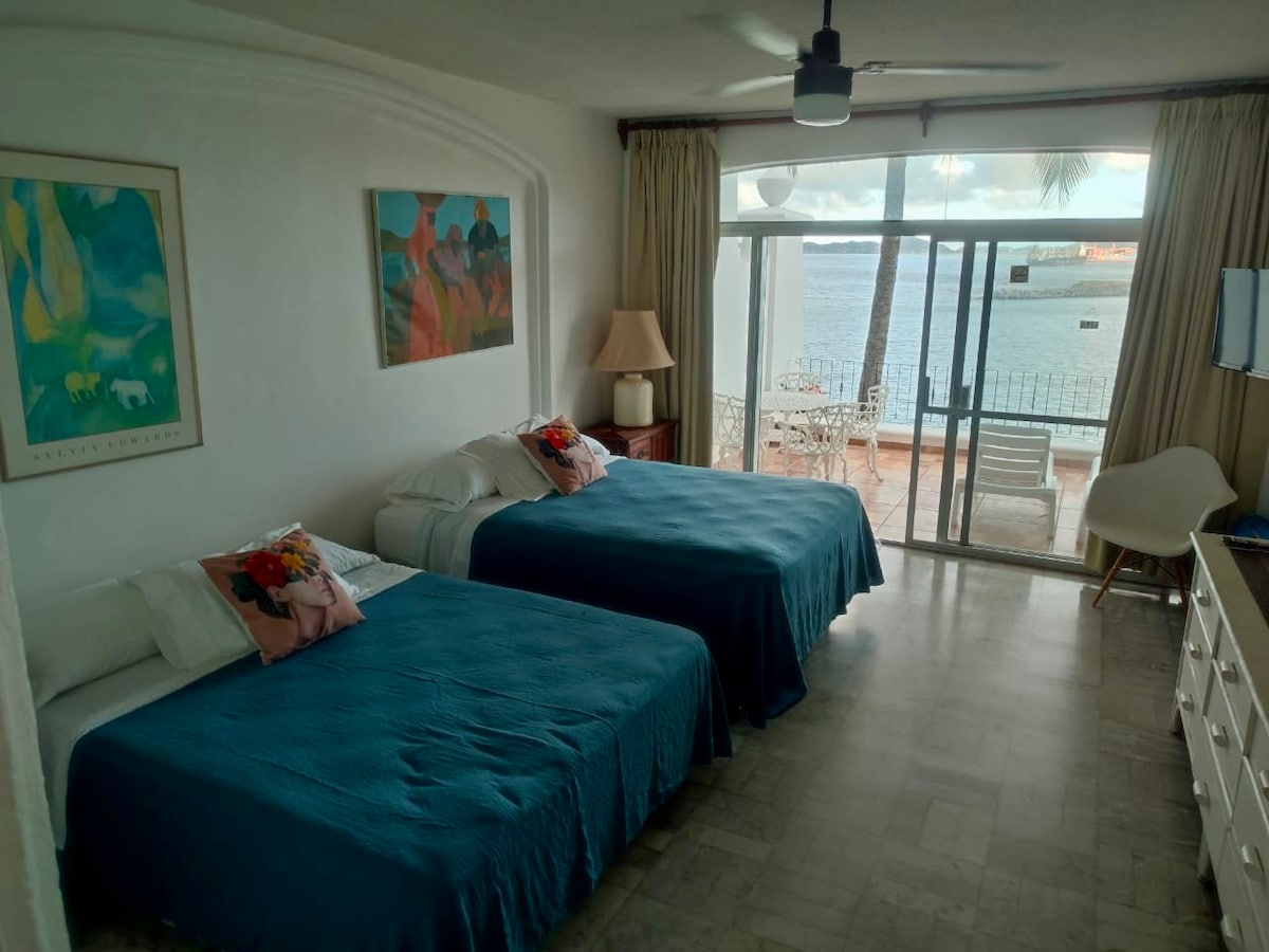 Recamara con dos camas Queen, clóset, cómoda con 9 cajones , dos burós con cajones y amplia terraza con mesa y dos camastros . .