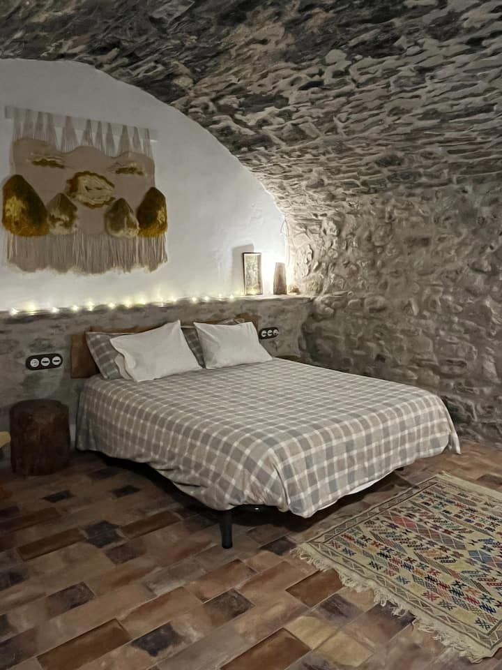 Tapiz artesanal. Fue una donación de un familiar. Si tienes interés en saber quien lo realizó, podemos preguntárselo.