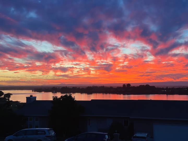 Family & Friends Fun • 3,700 Sqft • Lake Views - Moses Lake, WA