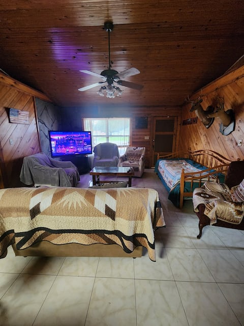Top Airbnb: 4 bedroom cabin, right by the beach! in Pensacola / Ferry Pass / Brent