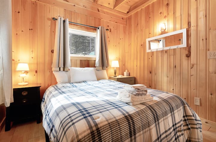 Queen bed in the bedroom located on the main level.