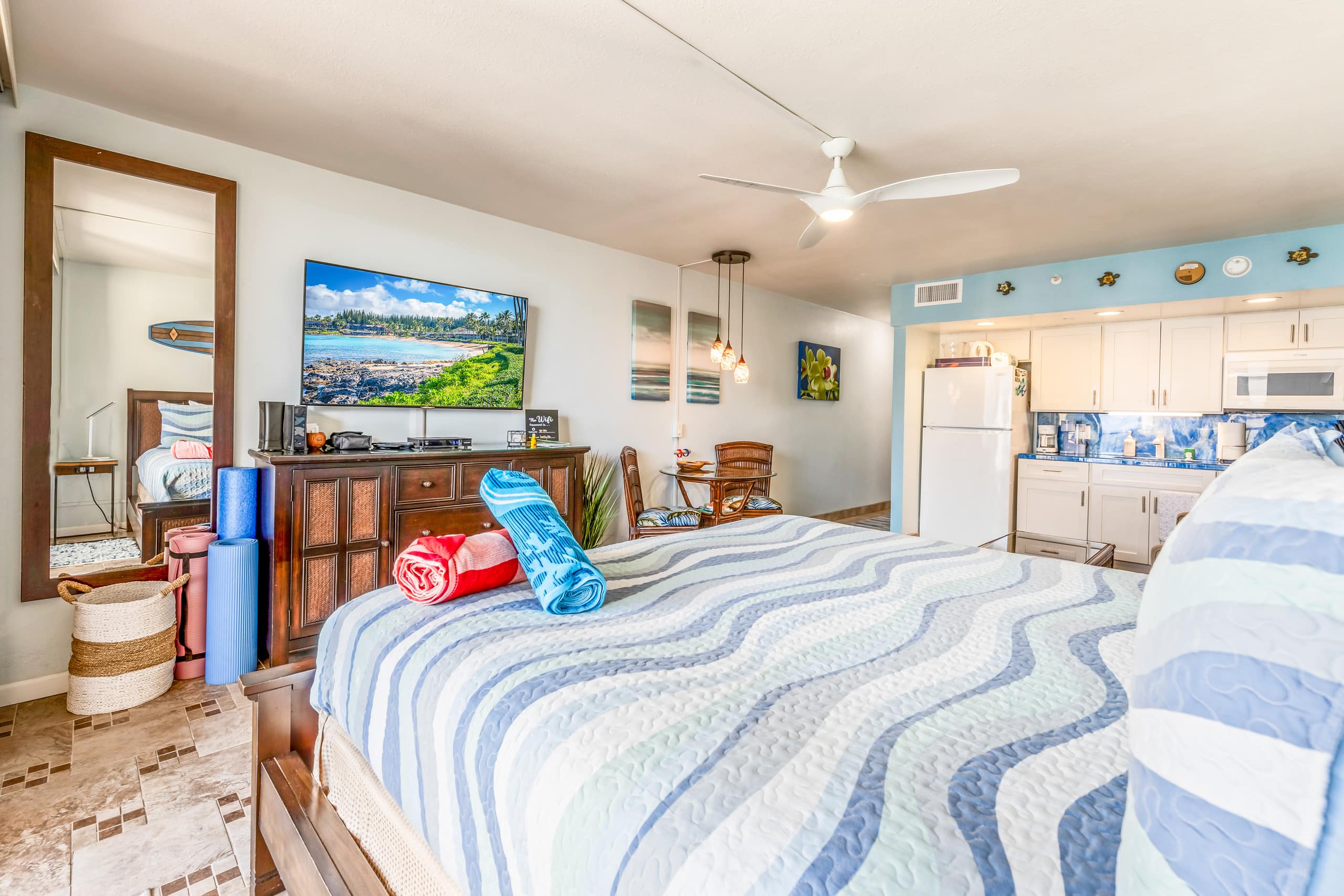 Condo in Lahaina · ★4.98 · Studio · 2 beds · 1 bath - Image 5