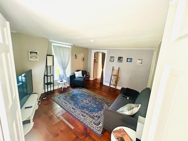 Family & Pet Friendly Home: Sunlit, Yard, Laundry - Lee