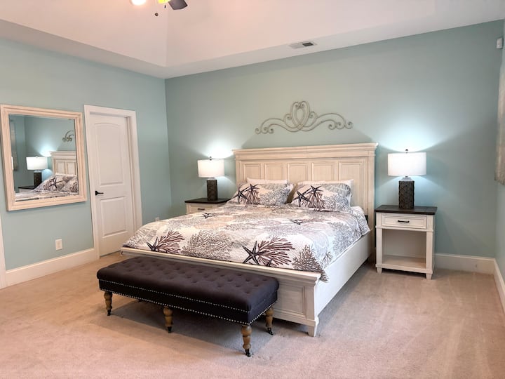 Დაისვენეთ ამ უზარმაზარ მთავარ საძინებელში.
მე-2 სართულზე.