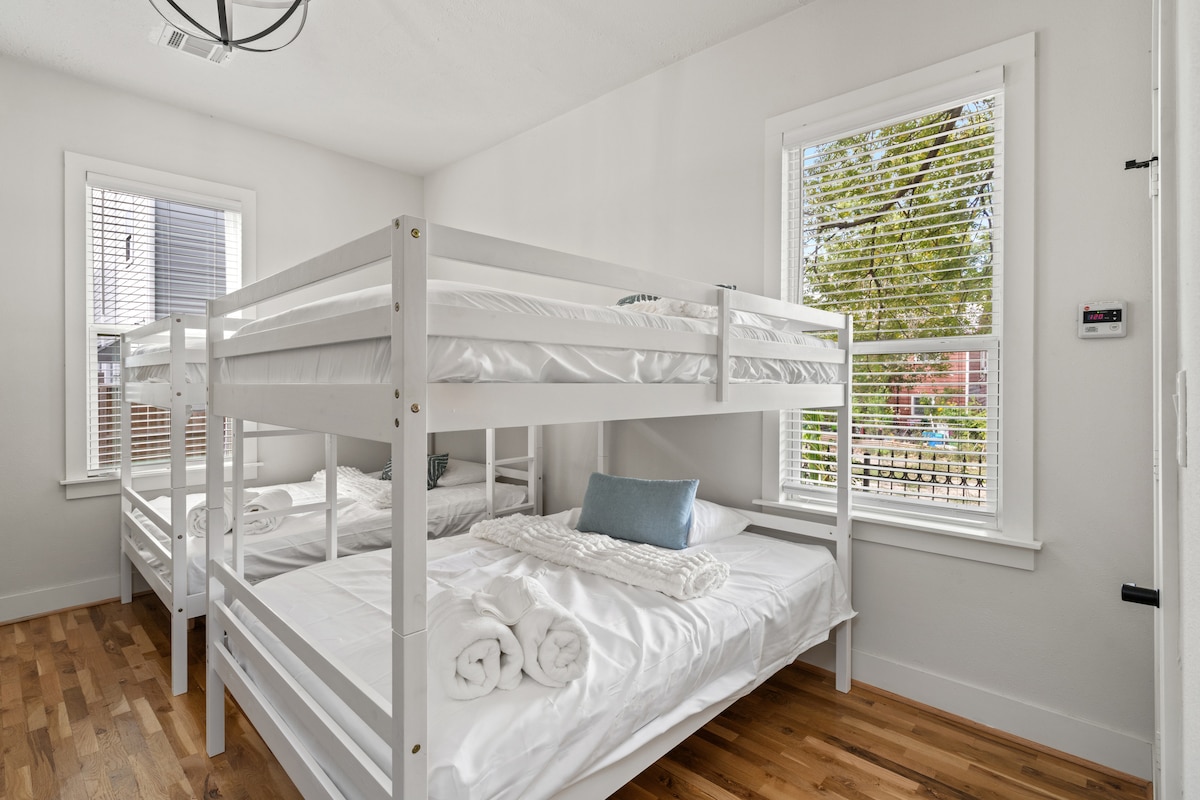 4 stapelbedden (volledig over volledig) in de derde slaapkamer.  Comfortabel slapen tot acht gasten.  