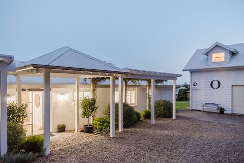 O'Live House 2.5Acres 
4Bdrm 3.5Bath 5 Beds Sleep8