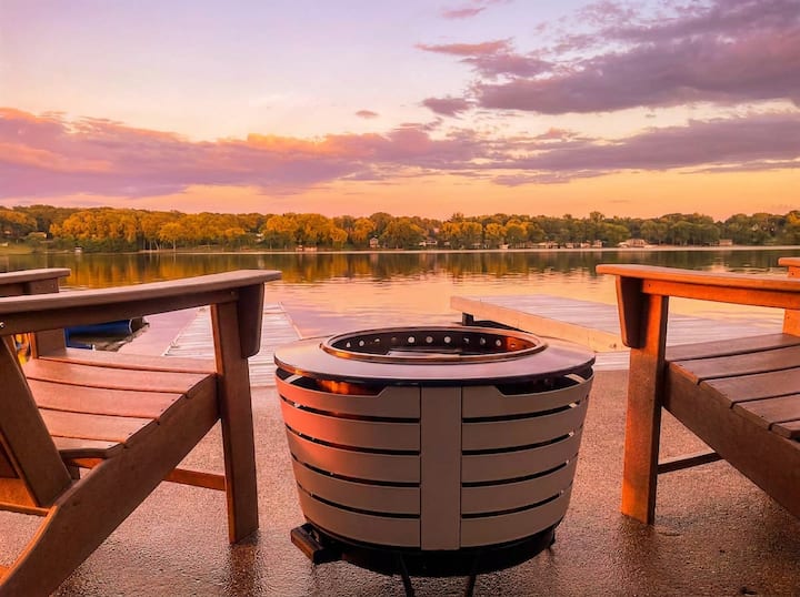 Cozy Lakefront Retreat w/ Dock, Kayaks & Games