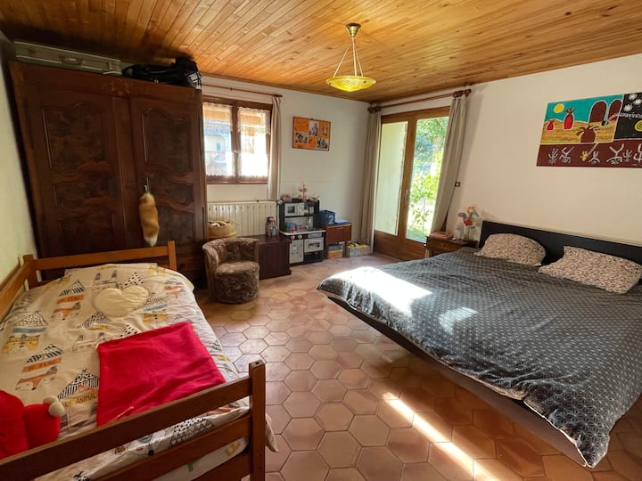 第二间卧室（配有儿童玩具）：标准双人床、带轮的单人床。 这间客房设有通往花园的双层玻璃门。白天阳光明媚，但由于百叶窗，夜间非常黑暗，非常适合睡觉。