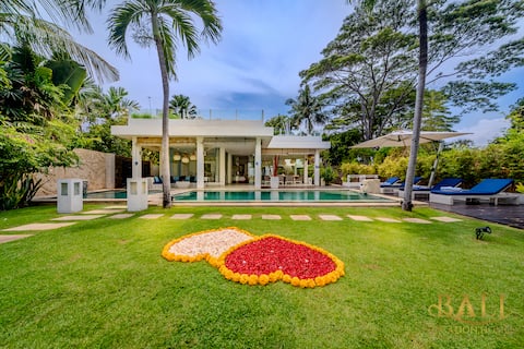 Ocean Beachfront Luxury Design Villa @ Lovina