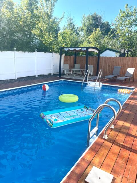 Cozy, fun, 3 bedroom home with a pool and Hot Tub.