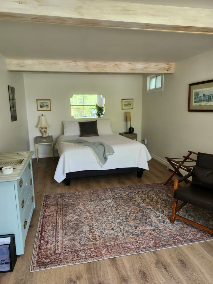 เตียงควีนไซส์ที่สะดวกสบาย ผ้าปูที่นอนผ้าฝ้าย 100% โต๊ะข้างเตียง ตู้เสื้อผ้า
