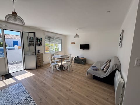 Annonce Airbnb populaire: CHARMING FISHERMAN'S HOUSE à Saint Gilles Croix De Vie