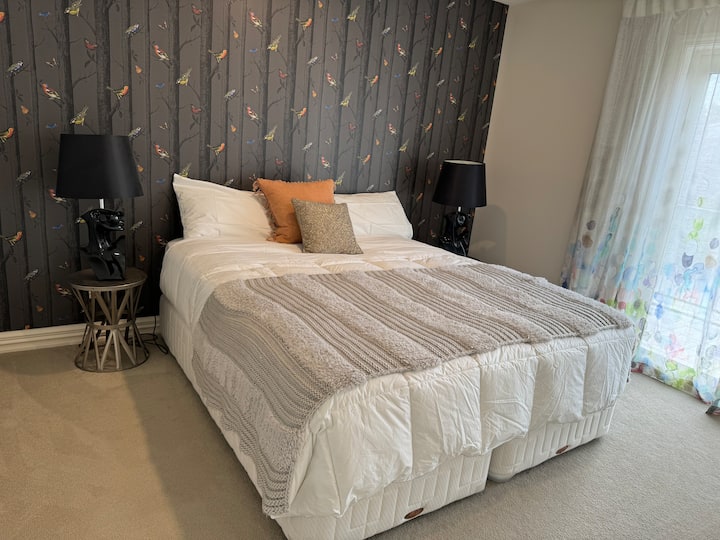 Soba na katu pored glavne spavaće sobe 