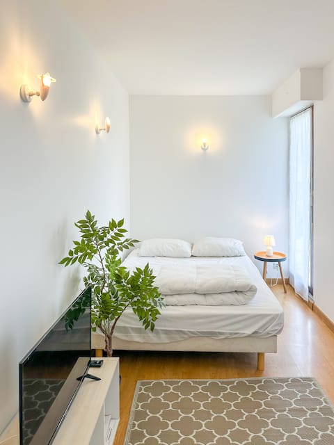 Beautiful studio with fitted kitchen, good location with garden