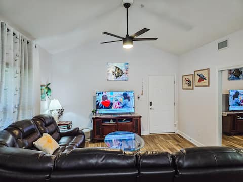 Successful Airbnb property: King suite, free parking. in Gulf Shores