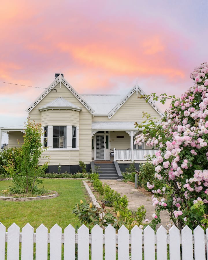 Romantic Heritage Escape, Fireplace, Cosy, Private - Tenterfield