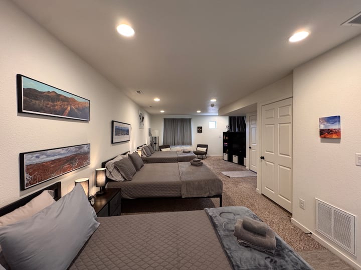 {免责声明：这间卧室没有独立的门锁。  楼梯底部有隐私/隔断帘。}