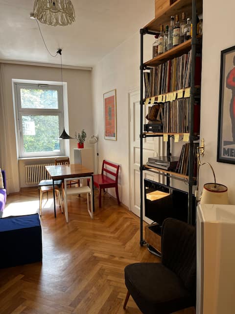 Popular Airbnb listing: Cozy old building apartment, city center in Westend
