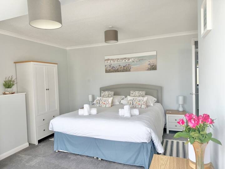 Огромен супербрачен кревет со нови теписи, гардероба , масичка за облекување, фиоки и неверојатен поглед! Приватниот апартман е светол, модерен и чист 