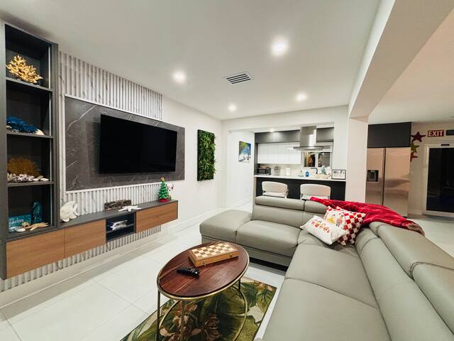 LUXURIOUS SUPER HOST HOLLYWOOD HOUSE, POOL HEATER gallery image 5